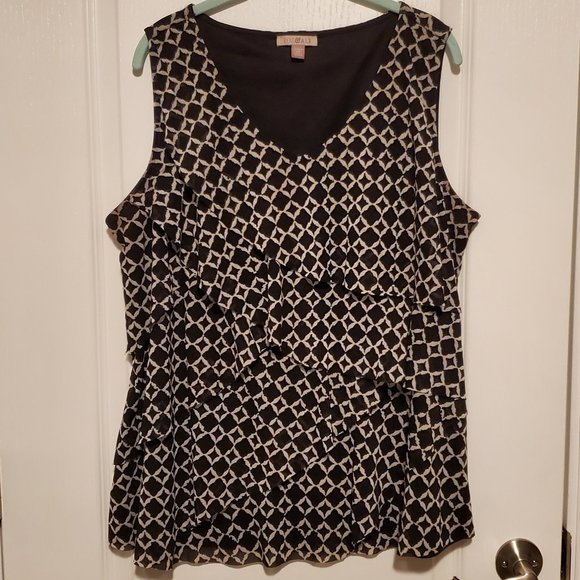 Roz & Ali Tops - Like New Flowy Tiered Tank Top 2X Roz & Ali Black & White Plus Sz